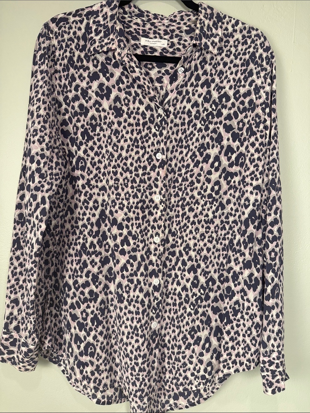 EQUIPMENT Essential Leopard Print 💯 Silk Blouse Shirt Purple Size L EUC - Picture 5 of 7